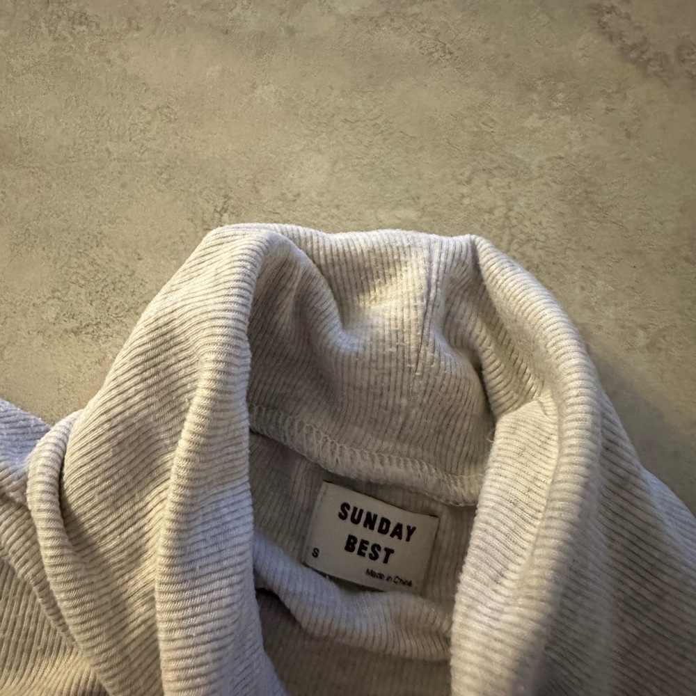 Light Heather Grey Cropped Turtleneck Long-Sleeve Top